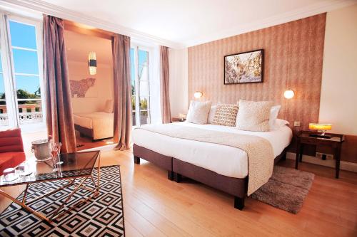 a bedroom with a bed and a living room at La Côte Saint Jacques in Joigny