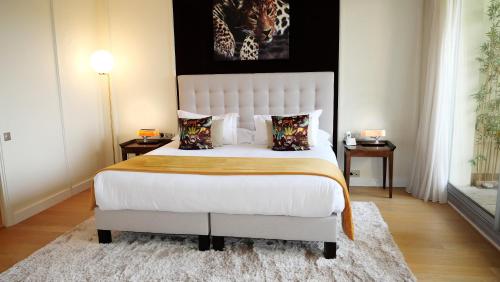 a bedroom with a large bed with a large white bedspread at La Côte Saint Jacques in Joigny