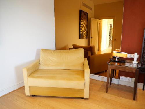 a living room with a chair and a table at La Côte Saint Jacques in Joigny