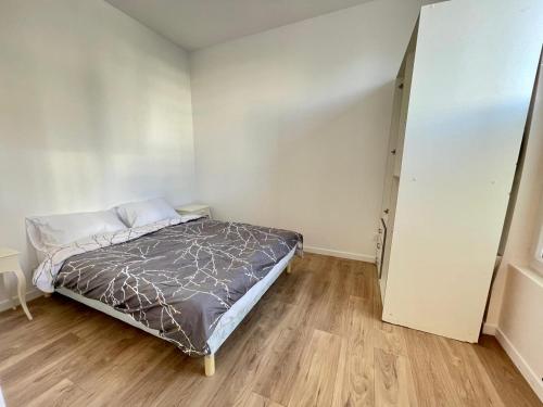 - une petite chambre avec un lit et un placard dans l'établissement Appartement 2 pièces tout équipé très lumineux, à Nanterre