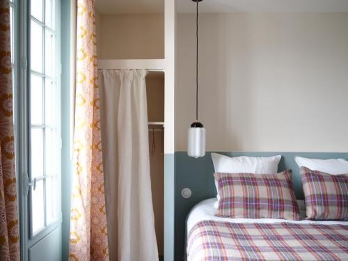 Schlafzimmer mit einem Bett und einem Fenster in der Unterkunft La suite Armel proposé par escaleasaintbriac in Saint-Briac-sur-Mer