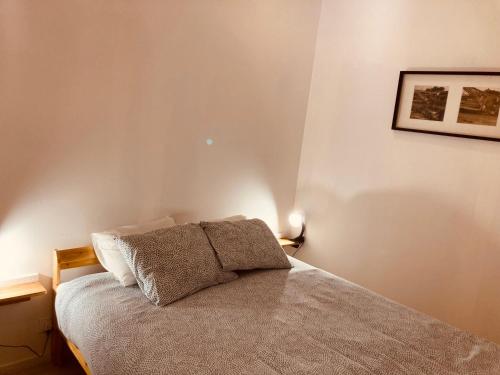 een slaapkamer met een bed en een foto aan de muur bij Casa Camões II in Porto