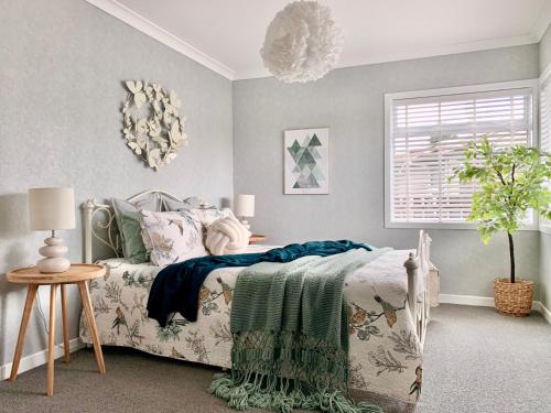 una camera con letto, tavolo e finestra di M&K Home with central heating, 4 bedrooms, by Chartwell Shopping Centre a Hamilton