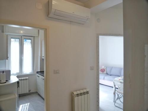 格拉多FIORE DI MARE - Delizioso bilocale con posto auto vicino al porto的厨房和带沙发的客厅