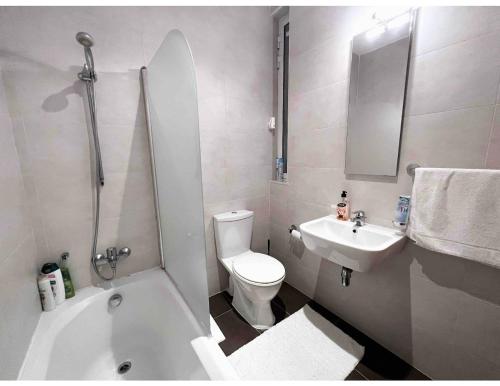 ein Bad mit einem WC, einem Waschbecken und einer Dusche in der Unterkunft Spinola Bay View in St Julian's
