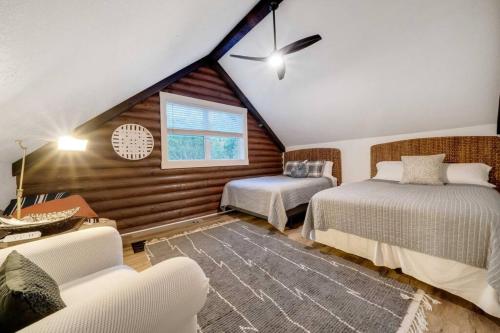 Postel nebo postele na pokoji v ubytování Cookies Country Chic Log Cabin Retreat-Venue