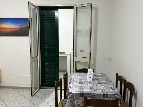 uma sala de jantar com uma mesa com cadeiras e um espelho em Villetta Leucasia by Holiday World em Leuca