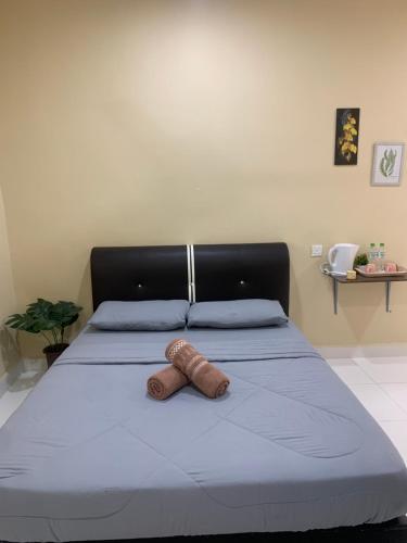 - une chambre avec un lit et une serviette dans l'établissement Maze Roomstay Langkawi, à Pantai Cenang