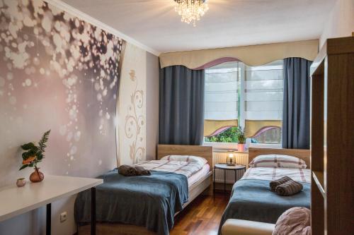 1 dormitorio con 2 camas y ventana en Gasthaus in Essen en Essen