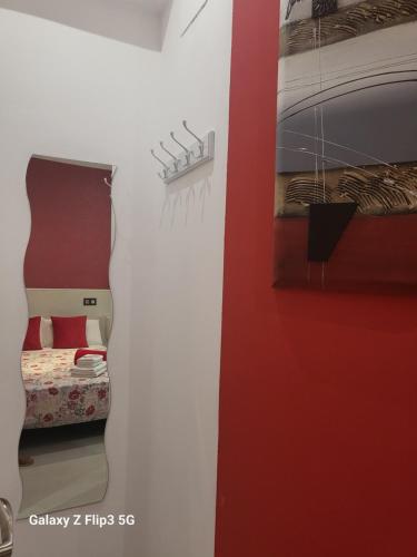 Pokój z łóżkiem i lustrem na ścianie w obiekcie Hostal Inn Madrid w Madrycie