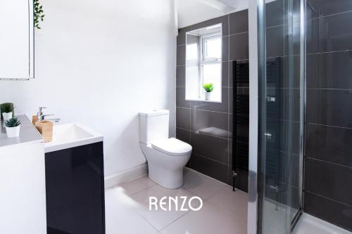 La salle de bains est pourvue de toilettes, d'un lavabo et d'une douche. dans l'établissement Cosy 3-bed Home in Nottingham by Renzo, Driveway for 2 Cars, Perfect for Contractors!, à Nottingham