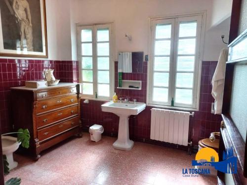 a bathroom with a sink and a mirror at La Toscana de Letur in Letur