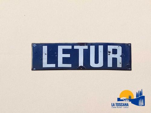 a blue sign with the word left on a wall at La Toscana de Letur in Letur
