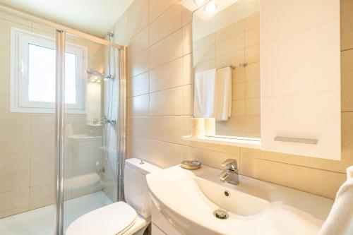 une salle de bain avec un lavabo, des toilettes et une douche dans l'établissement Villa Armonia, à Pyrgi