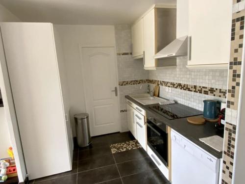 Η κουζίνα ή μικρή κουζίνα στο Maisonnette climatisée à 10 m de la plage de la péguière