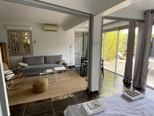 Maisonnette climatisée à 10 m de la plage de la péguière