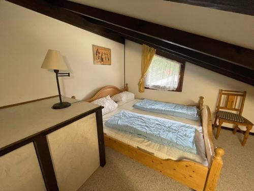 a bedroom with a bed and a table with a lamp at Ferienwohnung Zirbelweg in Siegsdorf