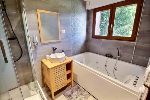 une salle de bain avec une baignoire, un lavabo et une douche dans l'établissement Domaine aux Lions - Piscine Tennis 20 min Deauville, à Fauguernon