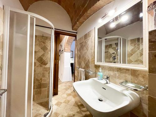 La salle de bains est pourvue d'un lavabo et d'une douche. dans l'établissement Fonte 6: Centro vicino piazza del Campo, à Sienne