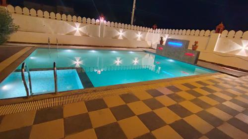 Bazén v ubytování Hotel Grand Vijay nebo v jeho okolí