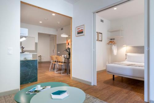 Postel nebo postele na pokoji v ubytování Aspasios City Oasis Apartments