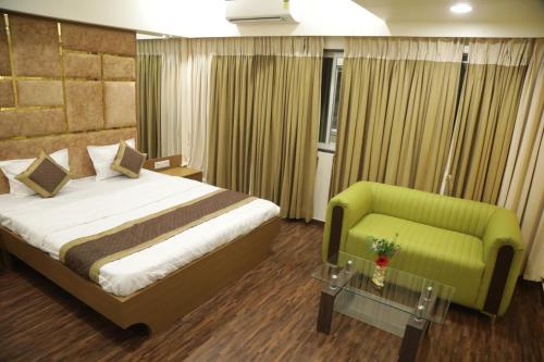 Postel nebo postele na pokoji v ubytování Hotel M Residency