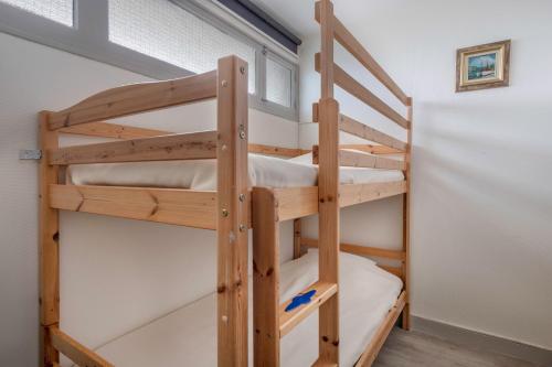 a bunk bed in a tiny house at St Brévin - Studio - 4 Pers - Vue Mer in LʼErmitage