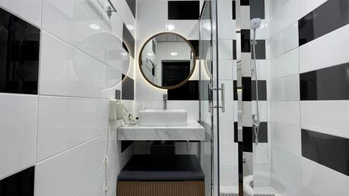 La salle de bains est pourvue d'un lavabo et d'un miroir. dans l'établissement Mona Hotel and Cottages, à Sütǝmurdov