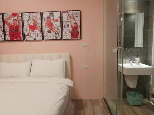 een slaapkamer met een bed, een wastafel en een spiegel bij Tin Gan Beauty Hotspring in Yuanshan