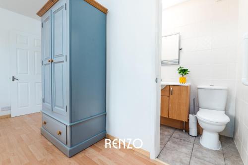 Ένα μπάνιο στο Beautiful 1-bed Annexe in West Bridgford, Nottingham by Renzo, Free Driveway Parking!