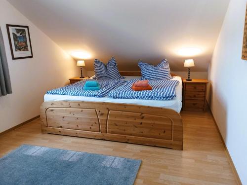 BoiensdorfにあるFerienhaus "Karo"のベッドルーム1室(青と白の枕が備わるベッド1台付)