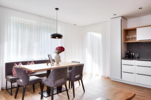 a dining room with a table and chairs at Alpenstolz Damüls Haus 3 - Stilvoll urlauben in den Bergen in Damuls