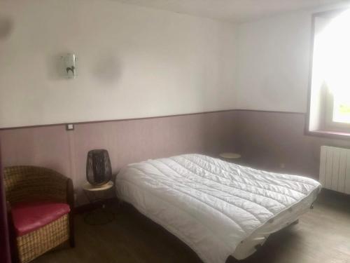 une chambre avec un lit, une chaise et une fenêtre dans l'établissement La ferme de kervoas, à Lézardrieux