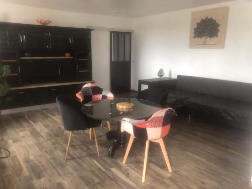 un salon avec une table, des chaises et un canapé dans l'établissement La ferme de kervoas, à Lézardrieux