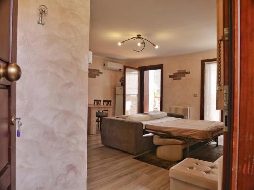 una stanza con un tavolo e una sala da pranzo di BigTerrace - ampio monolocale con cameretta e spaziosissimo terrazzo a Grado