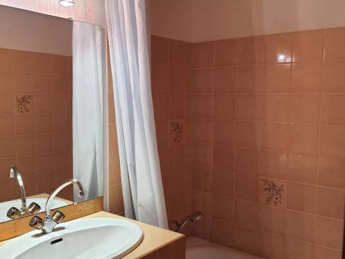 bagno con lavandino e doccia con specchio di Appartement Cauterets, 3 pièces, 5 personnes - FR-1-401-228 a Cauterets