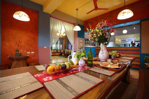 Un restaurante o sitio para comer en Sweet Heart B&B