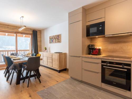 une cuisine et une salle à manger avec une table et des chaises dans l'établissement **Charmette: Duplex 4 Pièces, 8 Pers, 3 Ch, Parking Souterrain, Balcon** - FR-1-291-883, à Valmorel