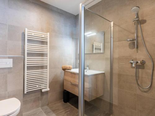 une salle de bain avec une douche, un lavabo et des toilettes dans l'établissement **Charmette: Duplex 4 Pièces, 8 Pers, 3 Ch, Parking Souterrain, Balcon** - FR-1-291-883, à Valmorel