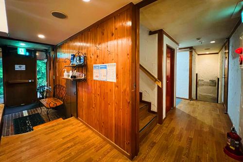 山中湖的住宿－Windy hill 森の宿，走廊上设有木墙和木地板
