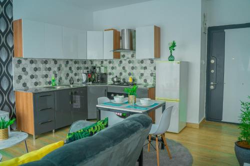 Η κουζίνα ή μικρή κουζίνα στο Ambra Lovely studio apartment with scenic view