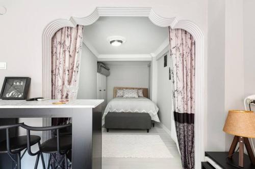 イスタンブールにあるPractical and Cozy Flat Near Taksim İstikalのベッドとテーブルと机のある寝室