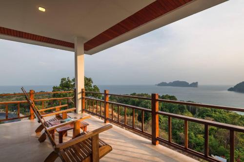 un balcón de una casa con vistas al océano en Phi Phi Mountain Beach Resort SHA Certified, en Islas Phi Phi