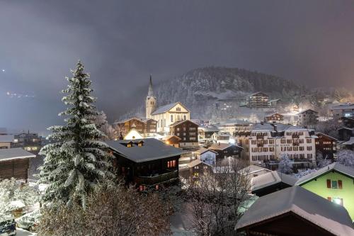 a town with a christmas tree in the snow at Tio Pepe UG in Fiesch