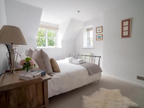 Ένα ή περισσότερα κρεβάτια σε δωμάτιο στο Pass the Keys Delightful Millend Cottage with Parking and Patio