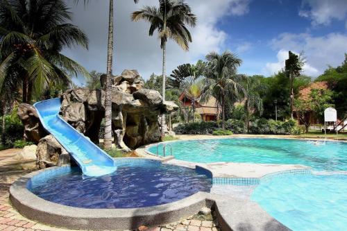 einen Pool mit Wasserrutsche in einem Resort in der Unterkunft Rompin Beach Resorts in Kuala Rompin