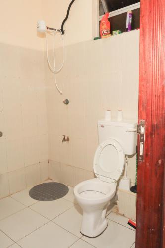 ein Bad mit einem WC und einer Dusche in der Unterkunft AMELIA BNBS in Mtwapa