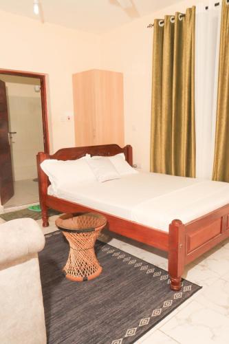 1 Schlafzimmer mit 2 Betten und einem Sofa in der Unterkunft AMELIA BNBS in Mtwapa