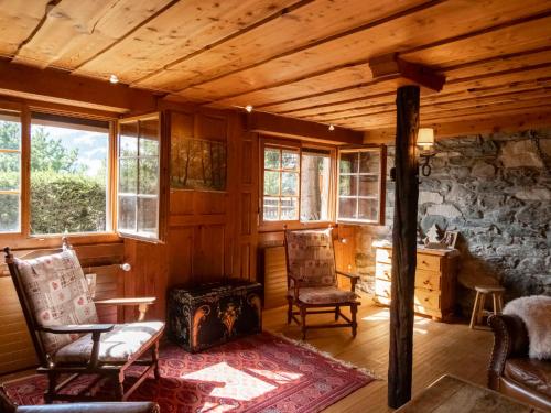 Zimmer mit 2 Stühlen und einem Schreibtisch in einer Hütte in der Unterkunft Chalet La Pive by Interhome in Verbier