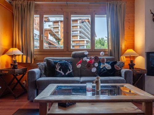 un soggiorno con divano e tavolino da caffè di Apartment Les Chouettes 4 by Interhome a Nendaz